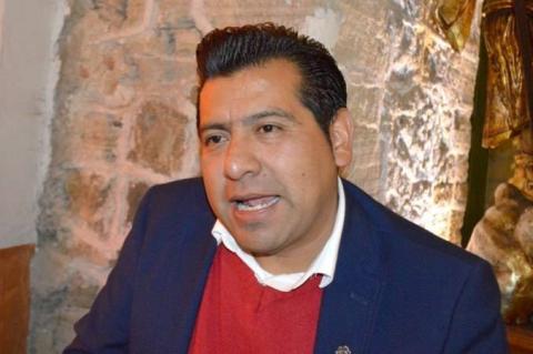 Operador político de MMR llega a manejar dinero de Adultos Mayores