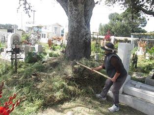 Limpian panteones de Tetla de la Solidaridad