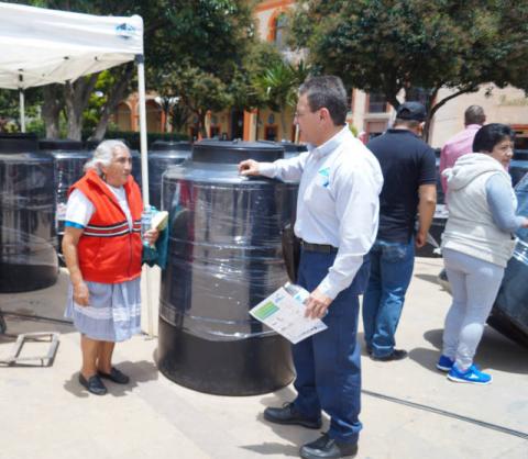 Con estos tinacos apoyamos a 70 familias en su economía: alcalde imagen 3