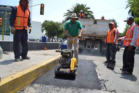 Siguen los trabajos de bacheo en la ciudad capital imagen 1