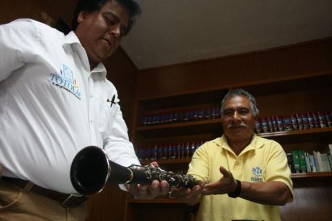 Entregan primeros donativos para banda musical infantil Totolac imagen 2