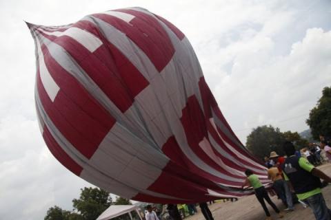 Elevan Globos de Cantoya con mensajes de buena voluntad durante concurso en Totolac imagen 5