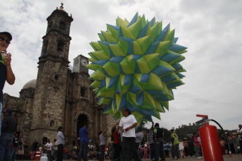 Elevan Globos de Cantoya con mensajes de buena voluntad durante concurso en Totolac imagen 2