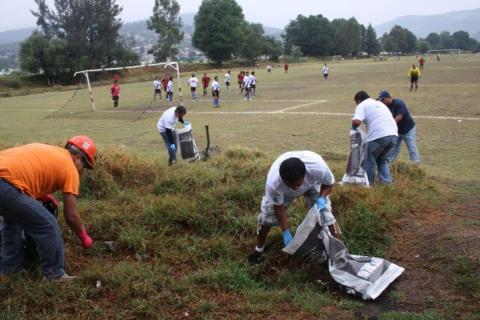 Realizan limpieza de zona deportiva en Totolac imagen 2