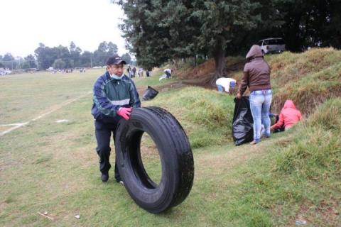 Realizan limpieza de zona deportiva en Totolac imagen 4