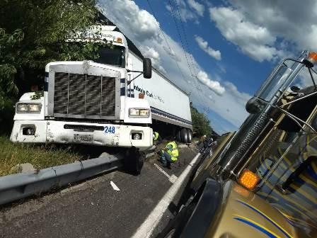 Vuelca sobre su costado tráiler tipo full en La Trinidad Tenexyecac