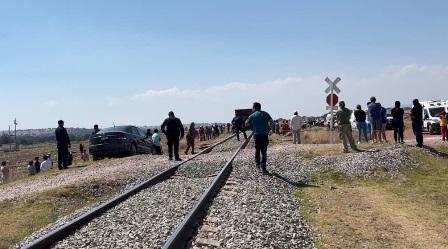 Tragedia en Muñoz, tren arrolla camioneta y hay tres personas muertas y varios lesionados