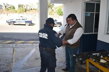 Entrega alcalde de Tzompantepec armas a policías municipales imagen 1