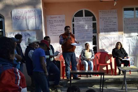 Alcalde de Tzompantepec asiste a asamblea vecinal en Quetzalcoapan
