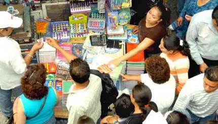 Comerciantes malbaratan útiles escolares por competencia desleal