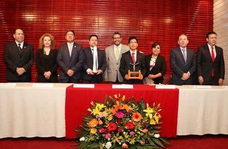 Entregó UAT galardones universitarios en cierre de su 42 Aniversario imagen 1