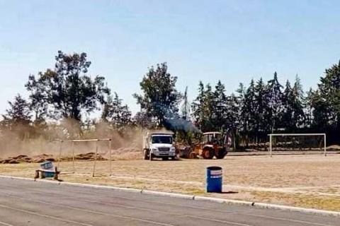Gobierno Municipal de Huamantla realiza mejoras en la cancha de futbol soccer de la unidad deportiva imagen 1