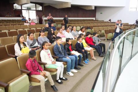 Reciben a niñas y niños presidentes por un día en el Congreso local imagen 3