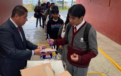 Director del Cobat 01 hace la diferencia, recibe a sus alumnos con un detalle