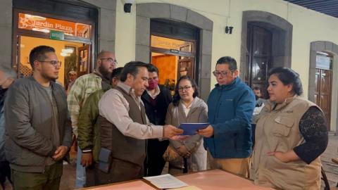 El presidente de la UPET, Moisés Morales del Razo, recibió las propuestas de dos planillas para participar en el proceso de renovación de la Mesa Directiva para los próximos dos años. El presidente de la UPET, Moisés Morales del Razo, recibió las propuestas de dos planillas para participar en el proceso de renovación de la Mesa Directiva para los próximos dos años.