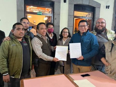 El presidente de la UPET, Moisés Morales del Razo, recibió las propuestas de dos planillas para participar en el proceso de renovación de la Mesa Directiva para los próximos dos años. El presidente de la UPET, Moisés Morales del Razo, recibió las propuestas de dos planillas para participar en el proceso de renovación de la Mesa Directiva para los próximos dos años.