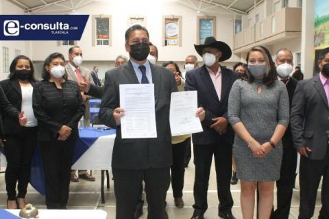 Alcaldes se enlistan para buscar una curul; Francisco Villarreal pide licencia