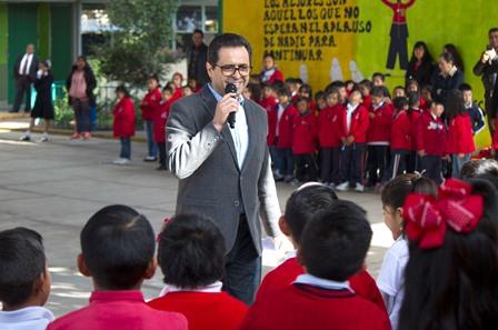 Aconseja Camacho sana convivencia a alumnos de primaria