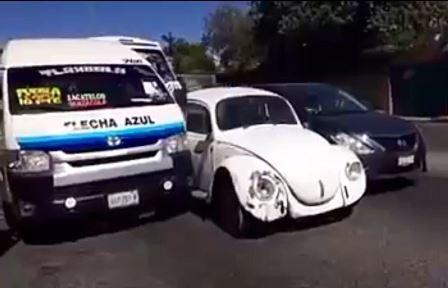Tras quedarse vocho sin frenos choca en carretera federal imagen 1