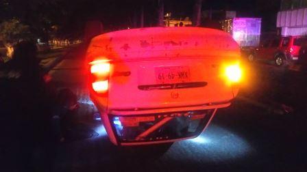 Vuelca vehículo en la capital; iba a toda velocidad imagen 1