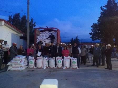 Víctor Castro entrega 50 toneladas de fertilizante en Cárdenas imagen 1