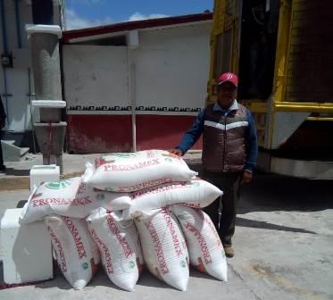 Víctor Castro entrega 50 toneladas de fertilizante en Cárdenas imagen 2
