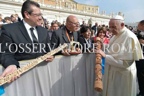 Recibe Papa Francisco el bastón de mando de Tizatlán imagen 6