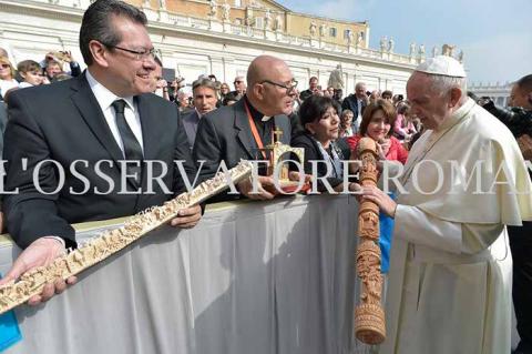 Recibe Papa Francisco el bastón de mando de Tizatlán imagen 5