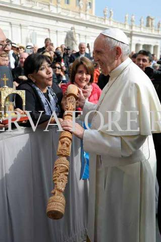 Recibe Papa Francisco el bastón de mando de Tizatlán imagen 2