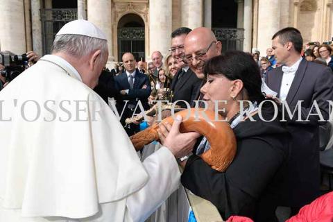 Recibe Papa Francisco el bastón de mando de Tizatlán imagen 3