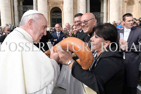 Recibe Papa Francisco el bastón de mando de Tizatlán imagen 1
