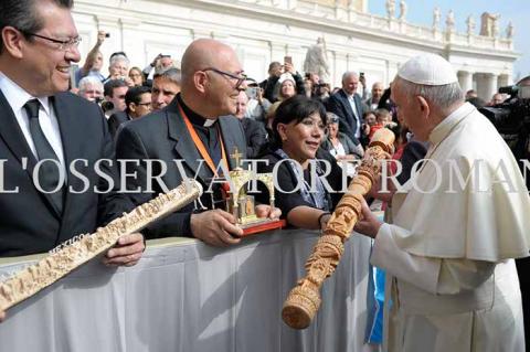 Recibe Papa Francisco el bastón de mando de Tizatlán imagen 4