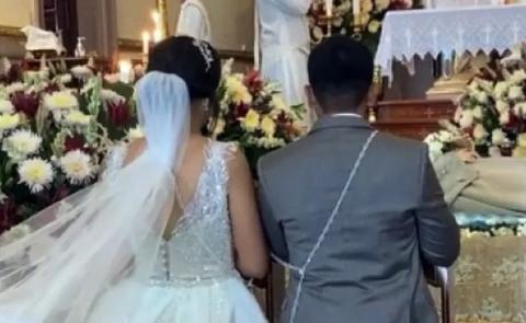 En plena boda, un hombre decide no casarse y el cura lo obliga