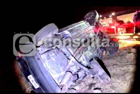 Vuelca su automóvil y se da a la fuga