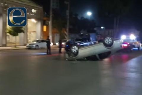 Vuelca automóvil en Apizaco, no se reportan lesionados