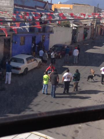 3 autos con parabrisas rotos, saldo de riña en Huamantla imagen 1
