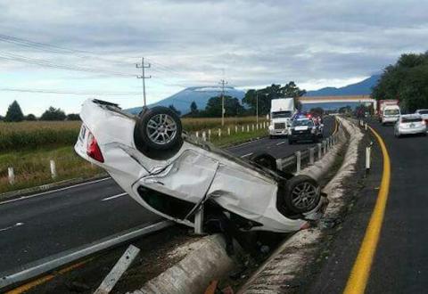 Se voltea mujer en su automóvil sobre autopista Tlaxcala- Texmelucan