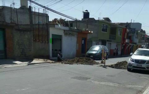 Familiares influyentes abren zanja en el centro de Zacatelco