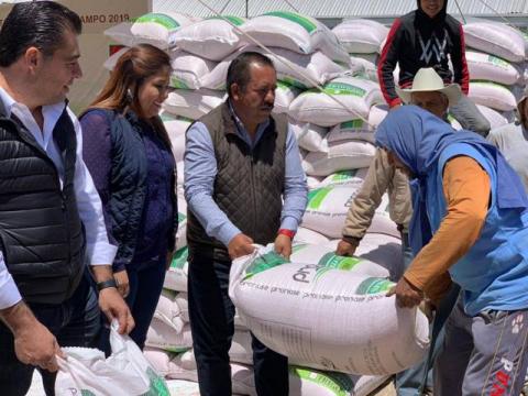 Entregan apoyos del Fondo al Campo en Atltzayanca imagen 1