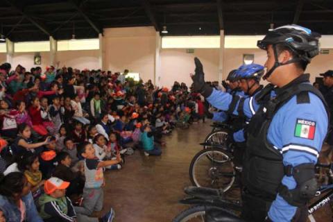 Convive policía de Apizaco con participantes del curso de verano imagen 2