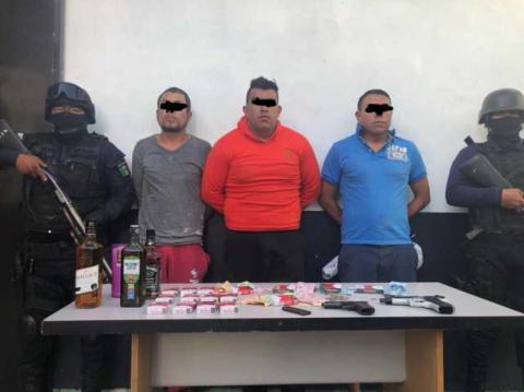 En persecución policías de Zacatelco detienen a 3 presuntos asaltantes de tienda Oxxo