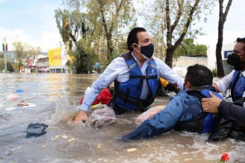 Tula: Rescatan a Omar Fayad tras inundarse la lancha en la que viajaba