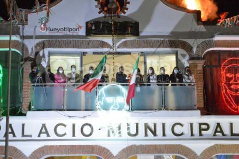 Luis Ángel impulsa valores al dar el Grito de Independencia imagen 4