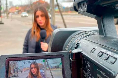 Camarógrafo entrega a su hija a una periodista para salvarla de la guerra