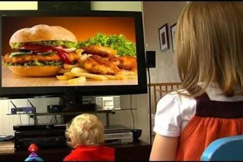 Prohíben en España a los influencers anunciar alimentos y bebidas para niños
