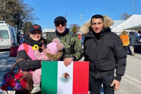 Madre mexicana le baila y le canta a su hija para distraerla de las bombas en Ucrania