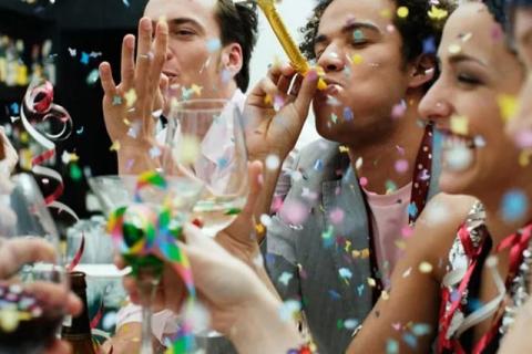 Empresa sorprende a su empleado con fiesta de cumpleaños; El trabajador los demanda