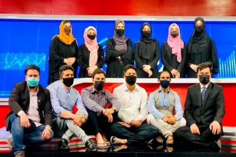 Por presión de talibanes, presentadoras de TV se presentan con el rostro cubierto