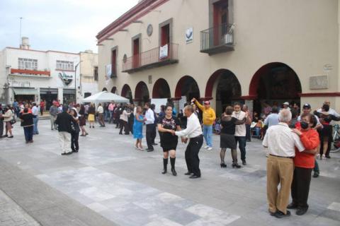 Exitoso tercer vienes de danzón en Chiautempan imagen 2