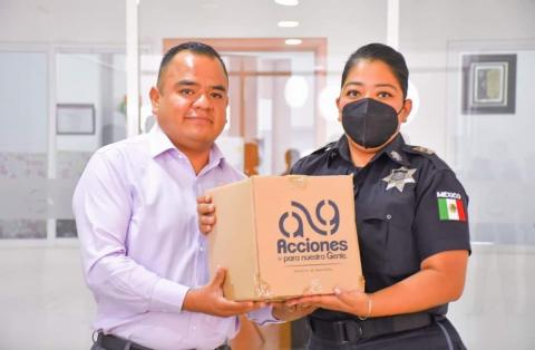 Ángelo Gutiérrez entrega despensas a elementos de la Dirección de Seguridad